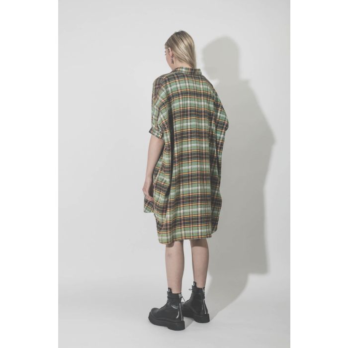 Robe à carreaux Plaid Oversized Boxy shirtdress green plaid R13. Porté dos. 