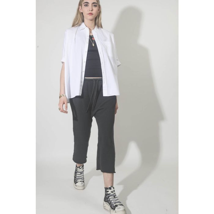 Bas de jogging sarouel Field Sweatpant Vintage black R13. Porté avec une chemise blanche.