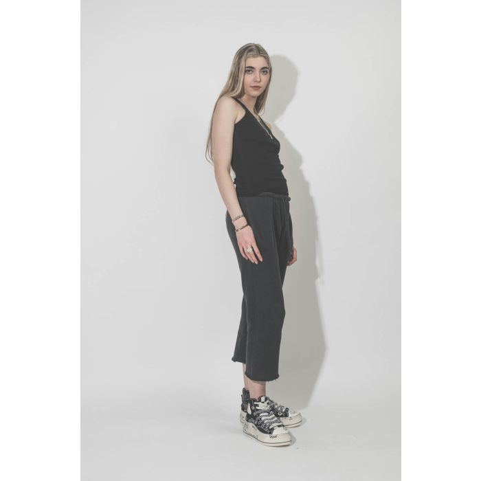 Bas de jogging sarouel Field Sweatpant Vintage black R13. Porté avec un débardeur.