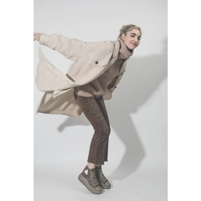 Manteau Fontia écru Isabel Marant Etoile. Porté avec un gros pull.