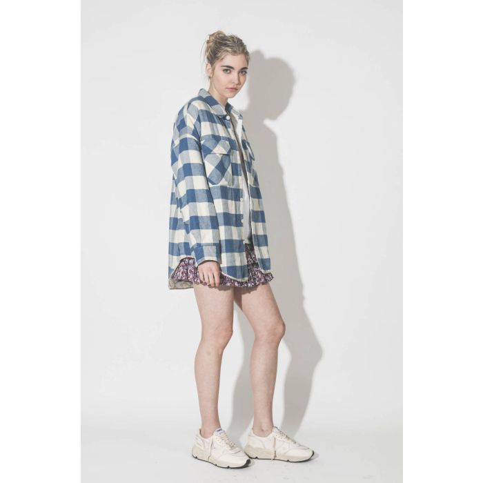 Veste chemise à carreaux CPO jacket bleu écru Denimist. Porté profil. 