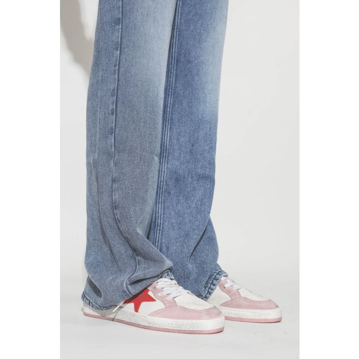 Sneakers femme Ballstar White Pink Red Black 10880 Golden Goose. Porté avec un jean évasé. 