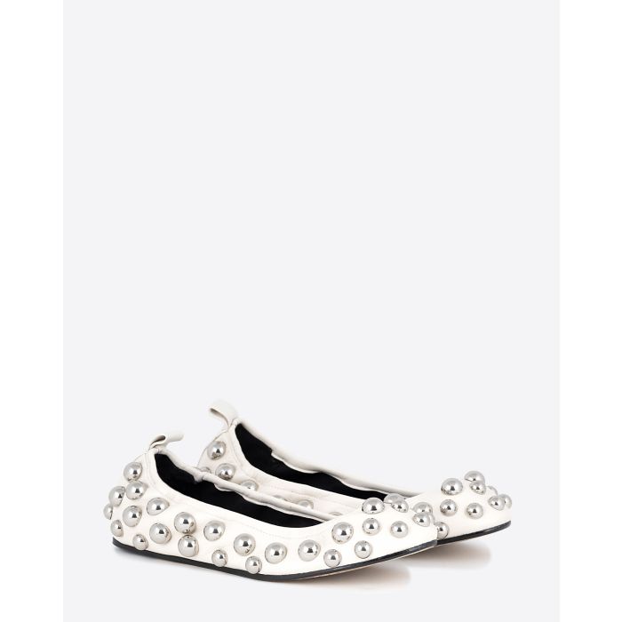 Ballerines Belna avec clous Isabel Marant blanches. 