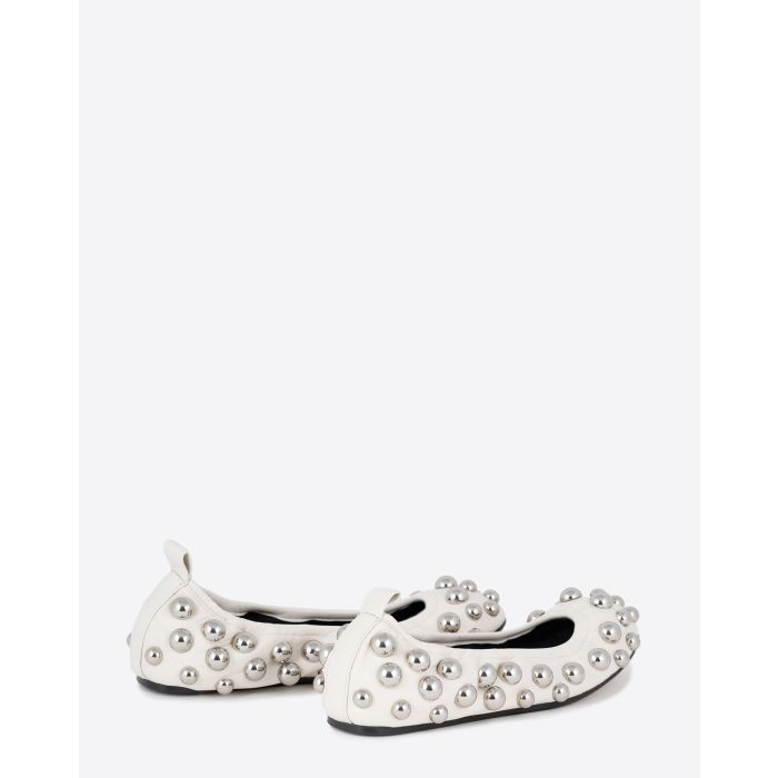 Ballerines Belna avec clous Isabel Marant blanches. 