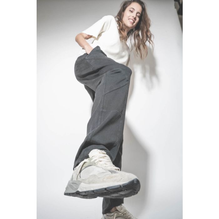 Baskets Running Dad blanche étoile en cuir lisse blanc Golden Goose femme.  Porté avec un bas de jogging noir.
