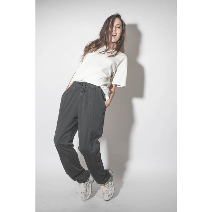 Baskets Running Dad blanche étoile en cuir lisse blanc Golden Goose femme.  Porté avec un jogging en jersey noir.
