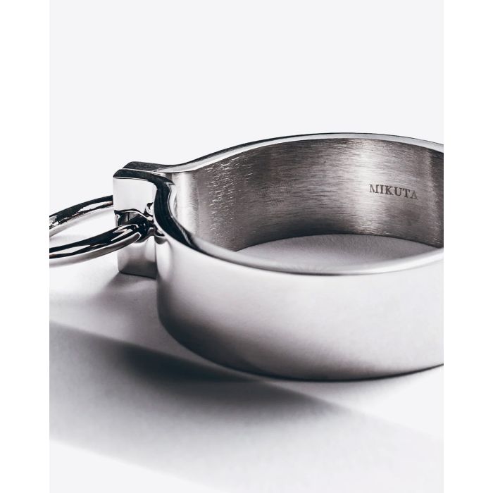 Bracelet manchette en argent fermeture anneau Mikuta. Détail de la signature Mikuta gravée à l'intérieur du bracelet.
