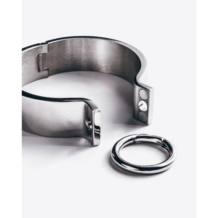 Bracelet manchette en argent fermeture anneau Mikuta. Détail de la fermeture aimantée avec un anneau amovible.