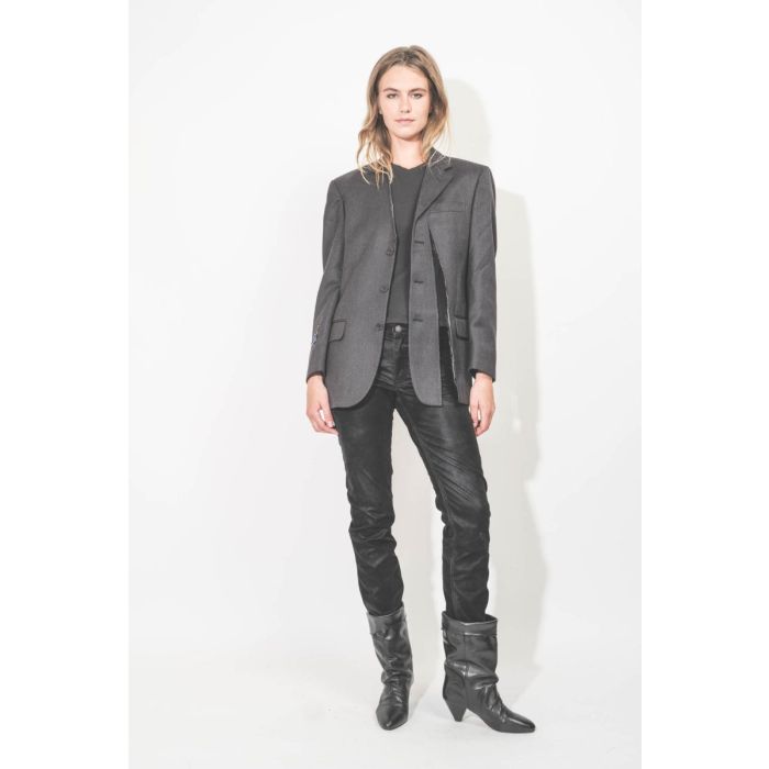 Veste longue anthracite en laine froide, customisée et upcyclée par Yekaterina Ivankova portée de face.