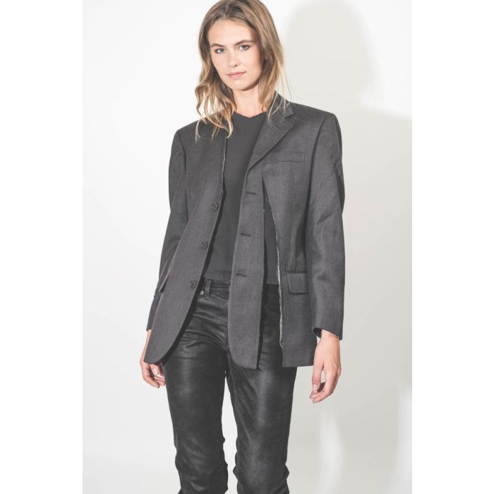 Veste longue anthracite en laine froide, customisée et upcyclée par Yekaterina Ivankova portée avec un jean noir en faux cuir.