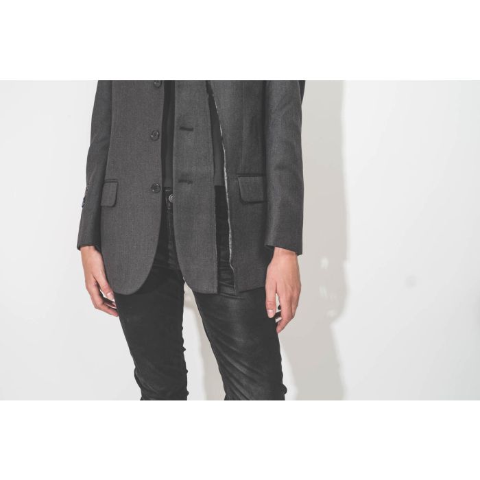 Veste longue anthracite en laine froide, customisée et upcyclée par Yekaterina Ivankova portée de face. Détail de la veste déchirée volontairement devant.