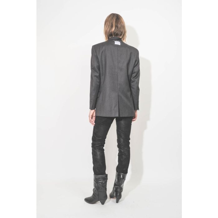 Veste longue anthracite en laine froide, customisée et upcyclée par Yekaterina Ivankova portée de dos.