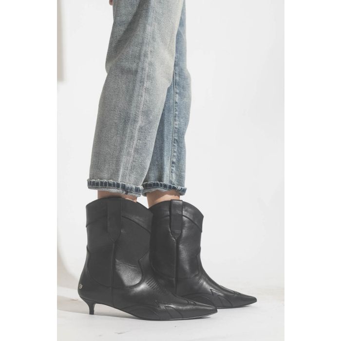 Boots en cuir noir esprit santiag petits talons bobines Rae Anine Bing. Porté avec un jeans bleu ciel.