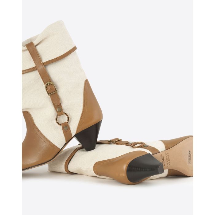 Boots Darner Buckle Isabel Marant en toile écru et en cuir chataigne. Détail de la sangle sur la tige.