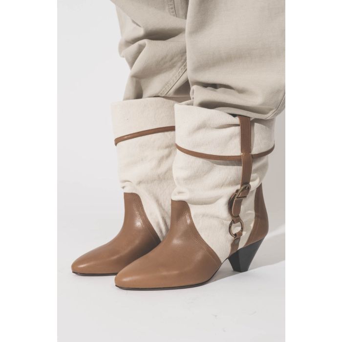Boots Darner Buckle Isabel Marant en toile écru et en cuir chataigne, portées de profil.