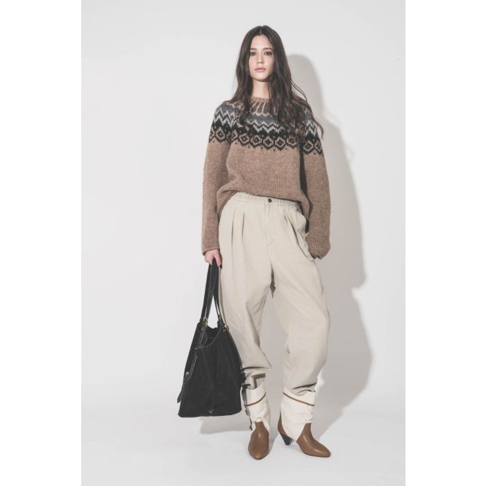 Boots Darner Buckle Isabel Marant en toile écru et en cuir chataigne, portées avec un pantalon en toile beige Isabel Marant Etoile.
