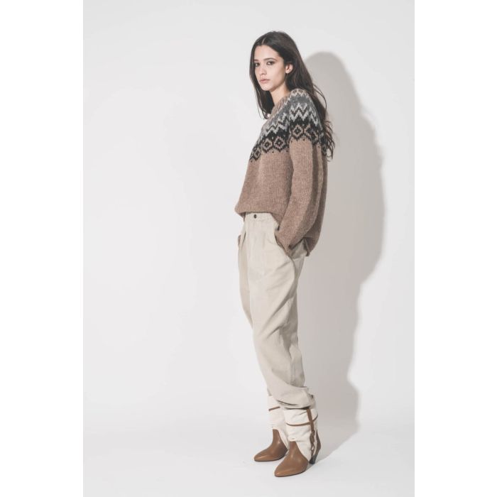 Boots Darner Buckle Isabel Marant en toile écru et en cuir chataigne, portées de profil avec un pantalon large beige Isabel Marant Étoile.