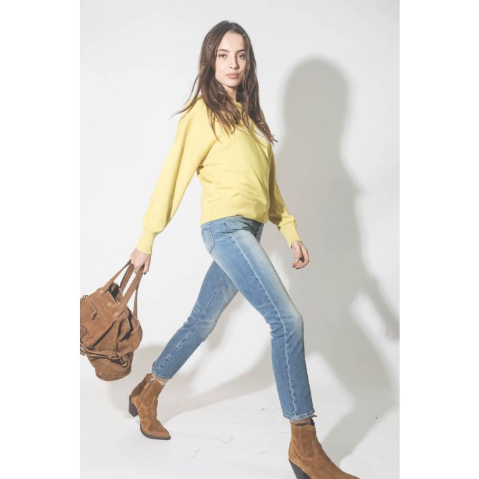 Boots santiags Cowboy en cuir suédé camel R13. Porté de profil.