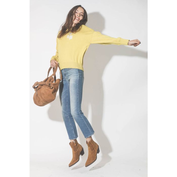 Boots santiags Cowboy en cuir suédé camel R13. Porté avec un jeans bleu ciel et un pull jaune.