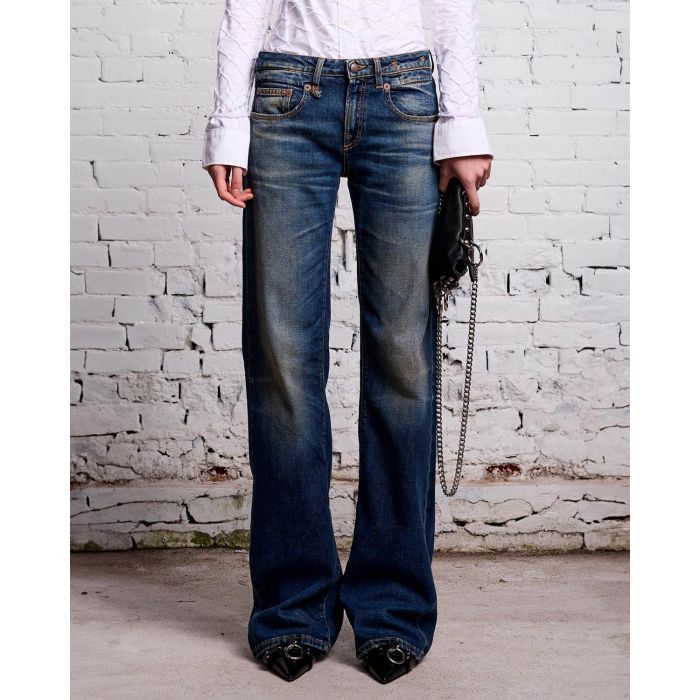 Jean Boy Flare taille basse évasé bleu délavé r13. Porté avec une chemise blanche.