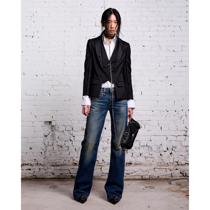 Jean Boy Flare taille basse évasé bleu délavé r13. Porté avec une veste noire.
