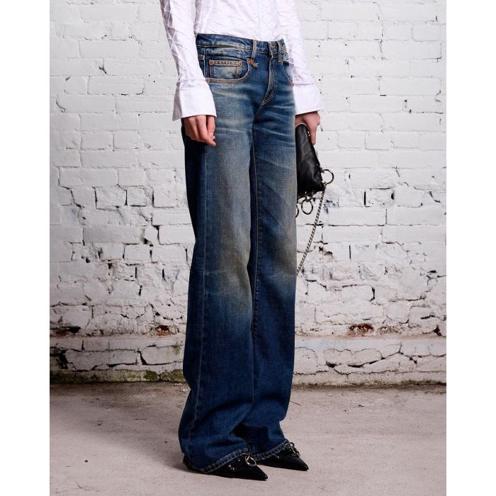 Jean Boy Flare taille basse évasé bleu délavé r13. porté de profil.