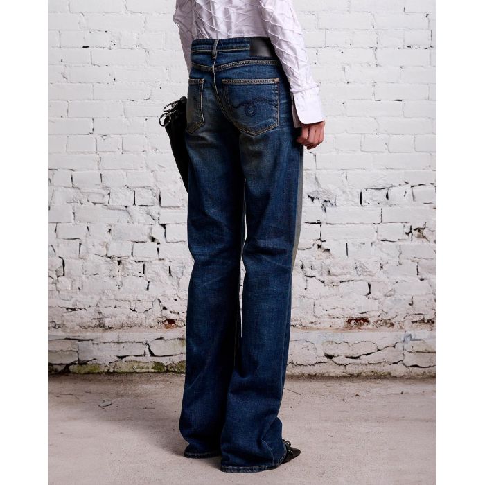Jean Boy Flare taille basse évasé bleu délavé r13. Porté de dos.