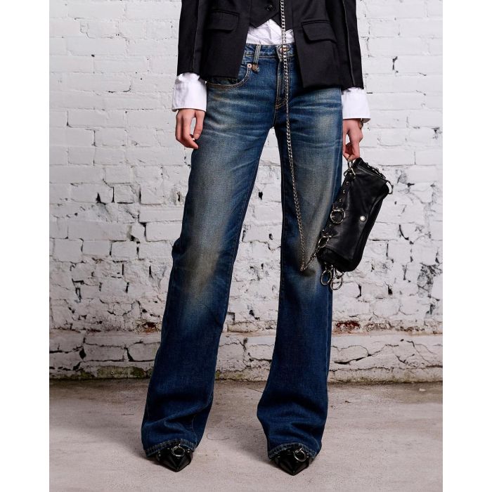 Jean Boy Flare taille basse évasé bleu délavé r13. Porté de face.