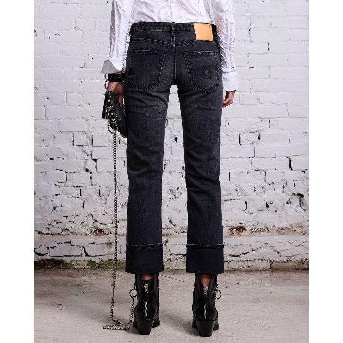 Jean court taille basse noir usé Boy Straight Atlas Selvedge Black r13 Denim. Porté de dos.