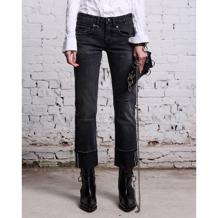 Jean court taille basse noir usé Boy Straight Atlas Selvedge Black r13 Denim. Porté de face.