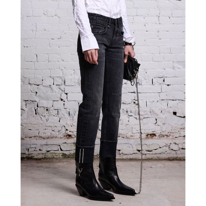 Jean court taille basse noir usé Boy Straight Atlas Selvedge Black r13 Denim. Porté de profil.
