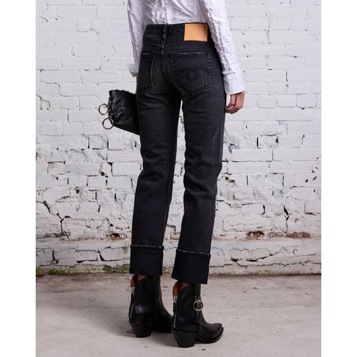 Jean court taille basse noir usé Boy Straight Atlas Selvedge Black r13 Denim. Porté avec des boots Santiag en cuir noir.