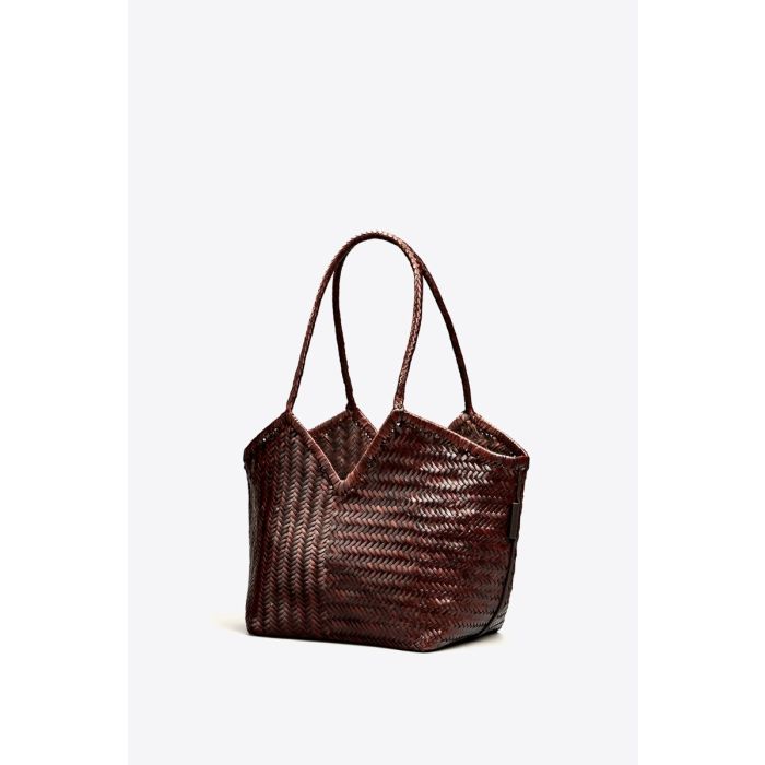 Sac cabas Humi Cala Jade en cuir tressé Umber (marron très foncé). Vue de profil.