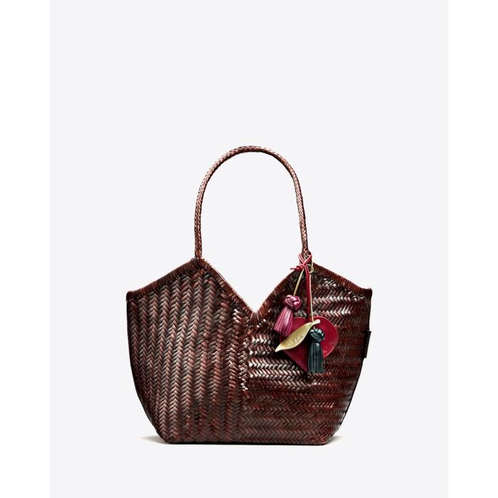 Sac cabas Humi Cala Jade en cuir tressé Umber (marron très foncé). Vue de face avec des Charms qui ne sont pas vendus avec le sac.