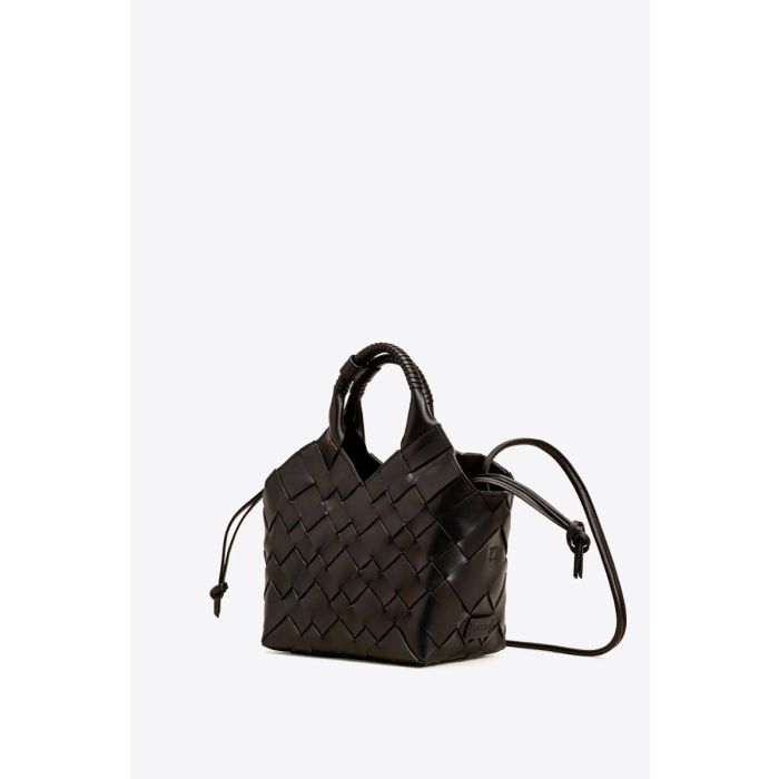 Sac Misu Cala Jade en cuir tressé noir. Détail de la bandoulière longue.