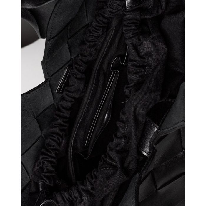 Sac Misu Large Cala Jade en cuir tressé noir. Intérieur du sac.