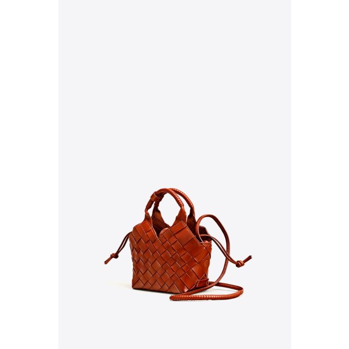 Sac Misu mini Cala Jade en cuir tressé Nutmeg (noisette). Vue de profil.