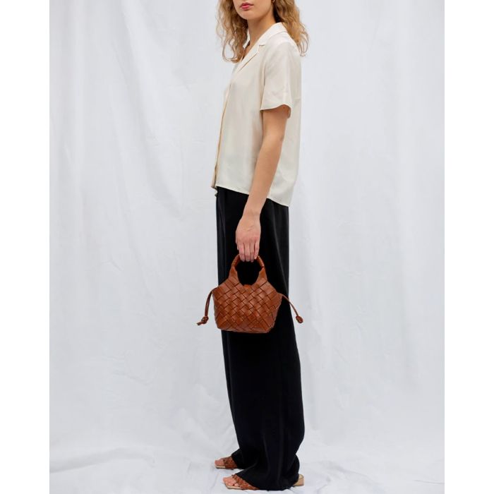 Sac Misu mini Cala Jade en cuir tressé Nutmeg, porté à la main.