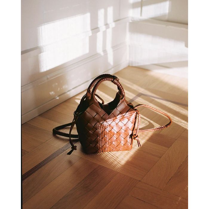 Sac Misu mini Cala Jade en cuir tressé Nutmeg. Détail du coloris noisette.