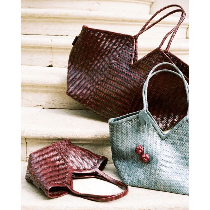 Sac panier Humi Cala Jade en cuir tressé Storm Blue. Détail des différents formats.