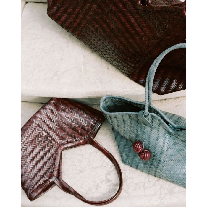 Sac petit panier Humi S Cala Jade en cuir tressé Fudge, vu à plat.
