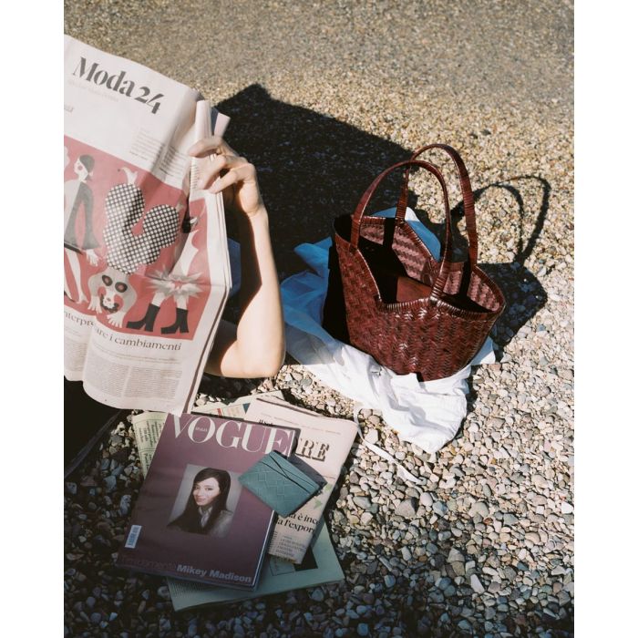 Sac petit panier Humi S Cala Jade en cuir tressé Fudge, vu de haut.