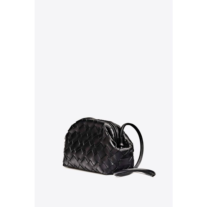 Sac pochette à bandoulière Aimee Cala Jade en cuir tressé noir. Vue de profil.