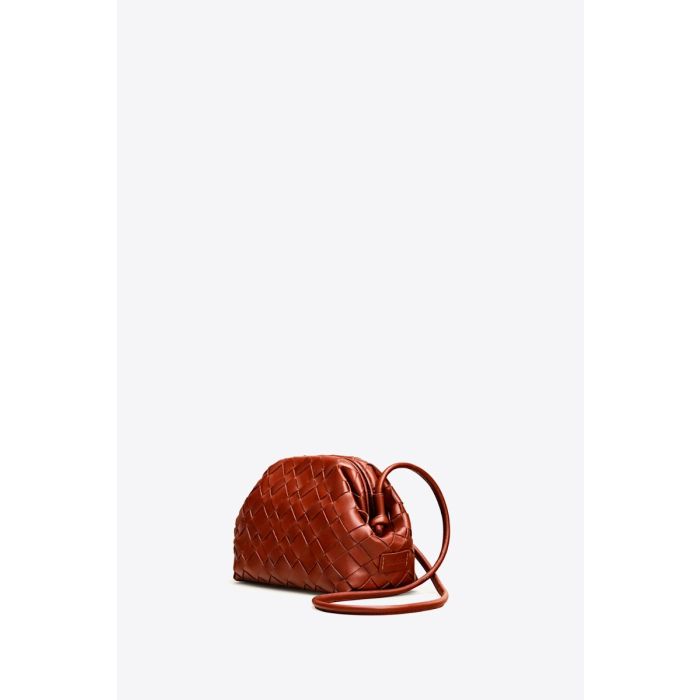 Mini sac bandoulière Aimee Cala Jade en cuir tressé Nutmeg (noisette). Vue de profil.