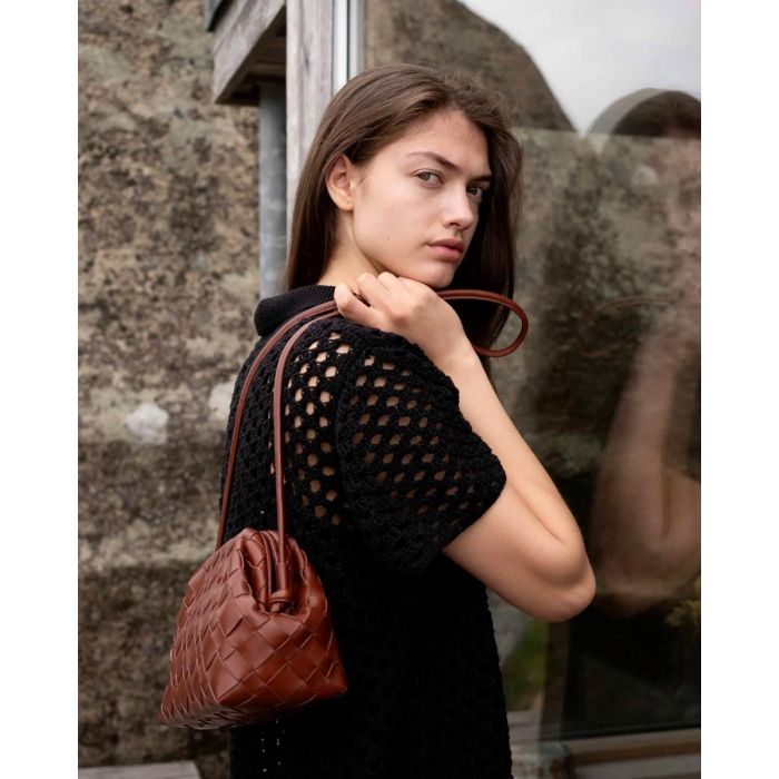 Mini sac bandoulière Aimee Cala Jade en cuir tressé Nutmeg (noisette), porté de profil.