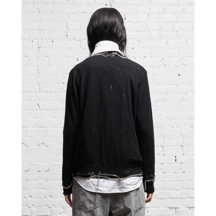 Cardigan noir avec chaines et épingles à nourrices R13 Denim. Porté dos. 