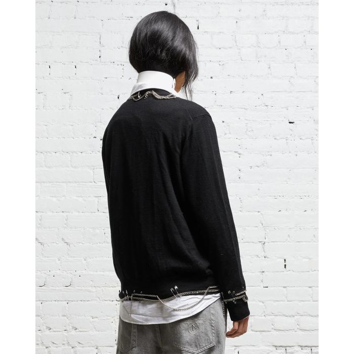 Cardigan noir avec chaines et épingles à nourrices R13 Denim. Porté profil dos. 