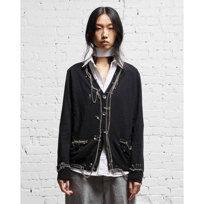 Cardigan noir avec chaines et épingles à nourrices R13 Denim. Porté face.