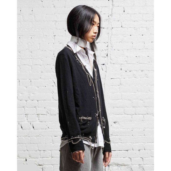 Cardigan noir avec chaines et épingles à nourrices R13 Denim. Porté profil face. 
