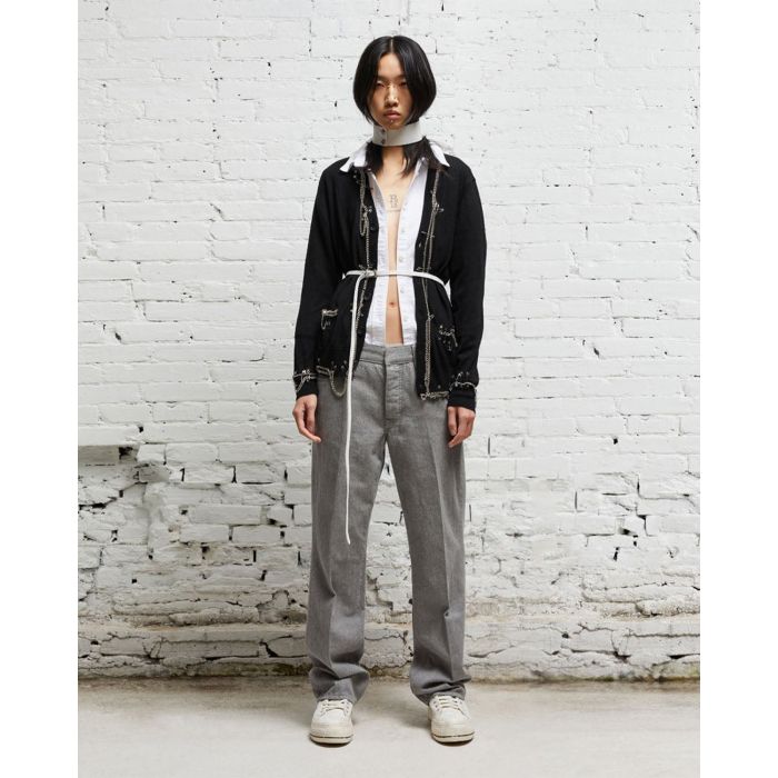 Cardigan noir avec chaines et épingles à nourrices R13 Denim. Porté avec une chemise blanche. 